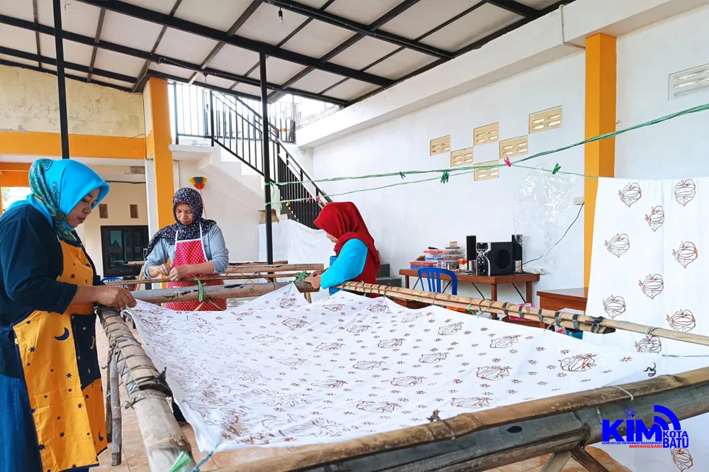 Pembuatan Batik Tulis Khas Desa Pesanggrahan