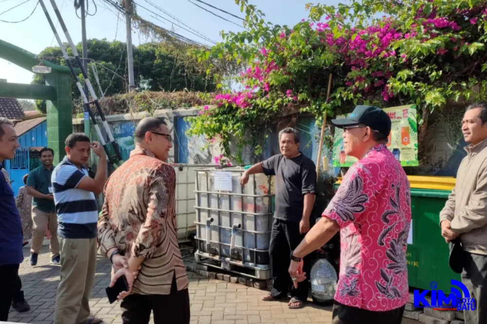 Pj.walikota Tinjau Penanganan Sampah Di Desa Pesanggrahan